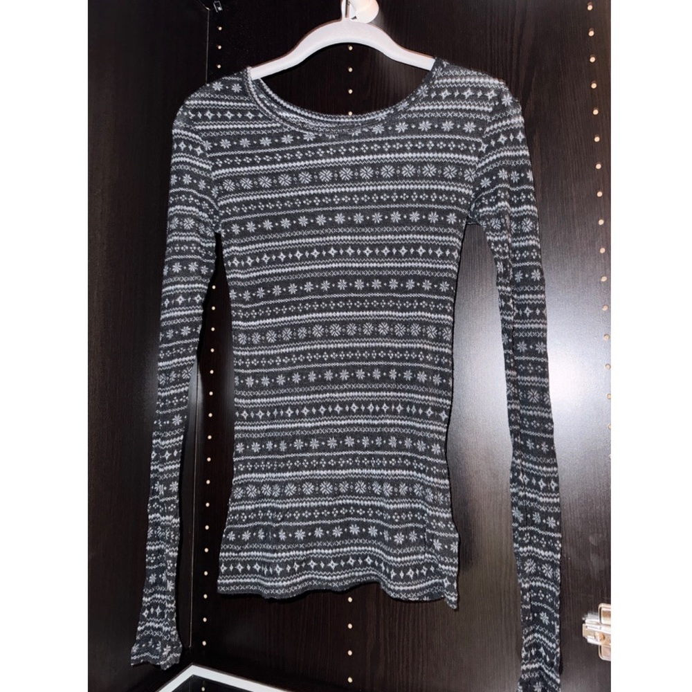 aéropostale stretchy fitted white snowflake pattern black top